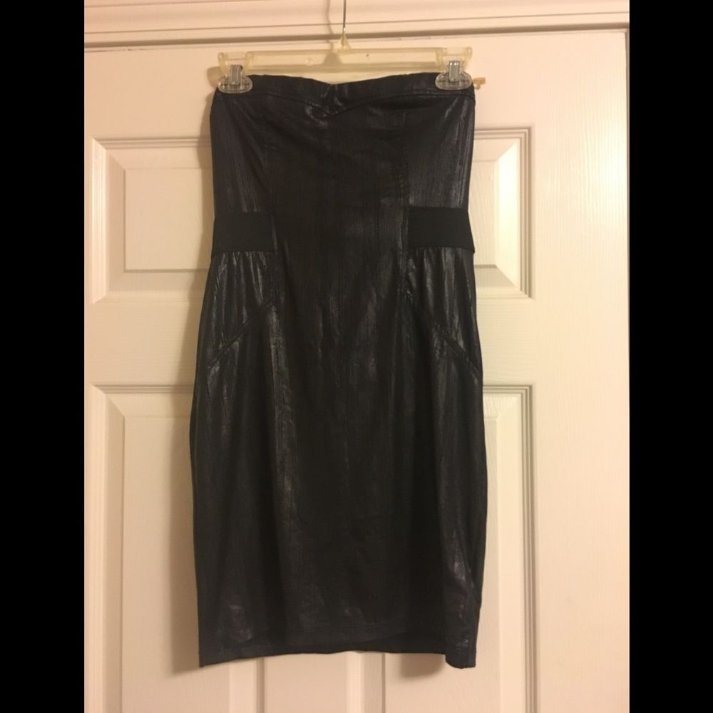 Min strapless black dress with zipper in the back.